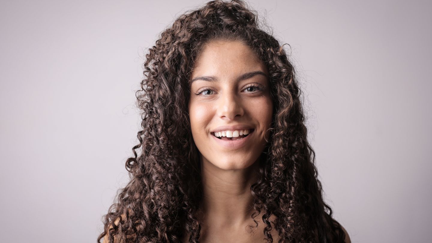 Media melena rizada a capas: el corte de moda para realzar tus rizos - Fashion Beaute Naturelle
